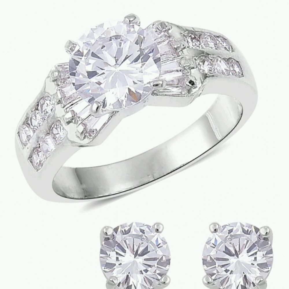 Size 8 ring with stud earrings‎